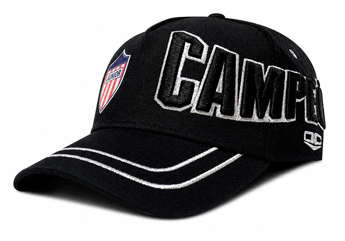 GorraCampeonJunior_3_4izq Junior FC Campeón 2026 Gorra Edición especial Negra - Imagen 1